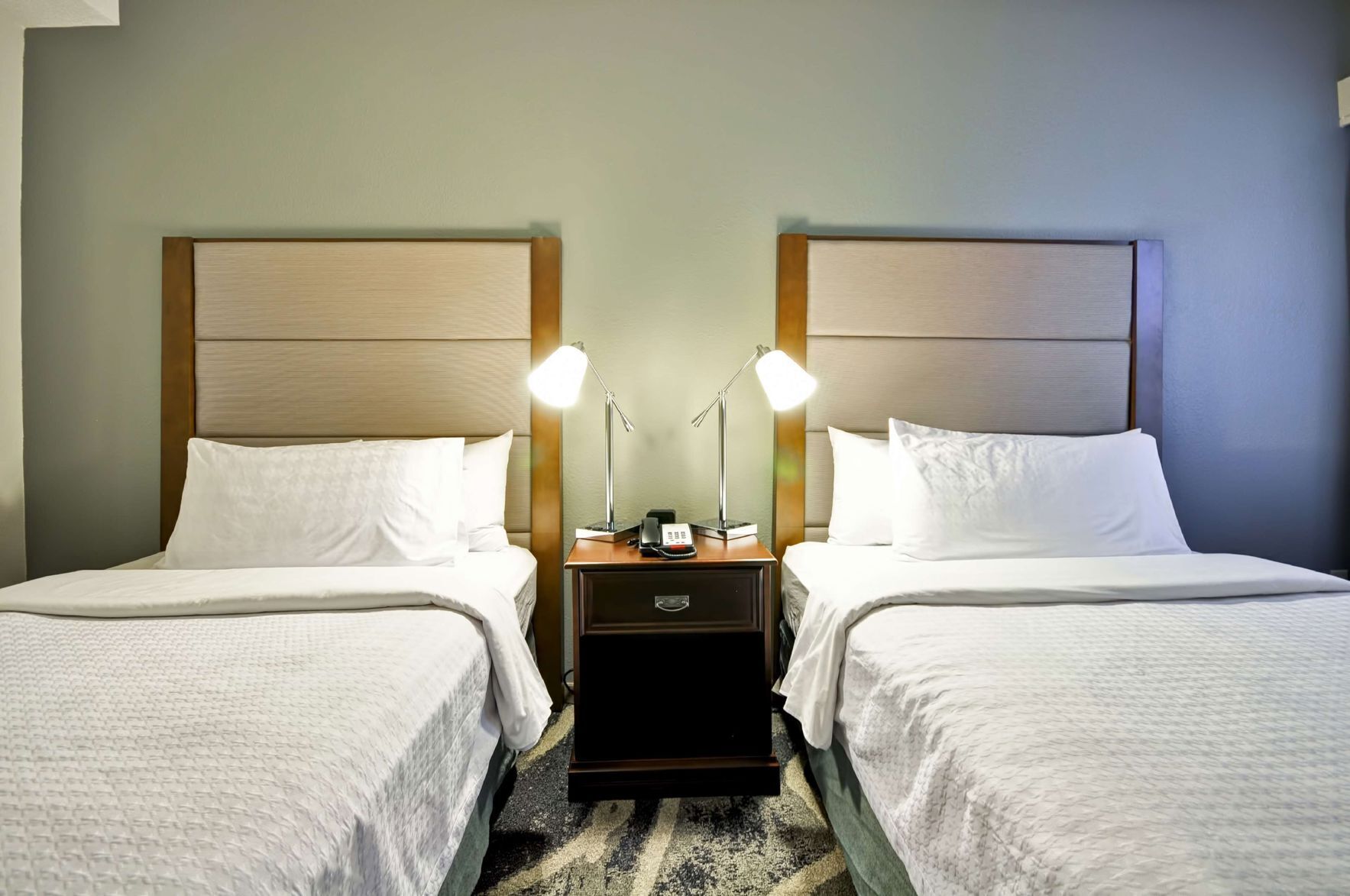 Roupas de cama premium, cofres nos quartos, escrivaninha