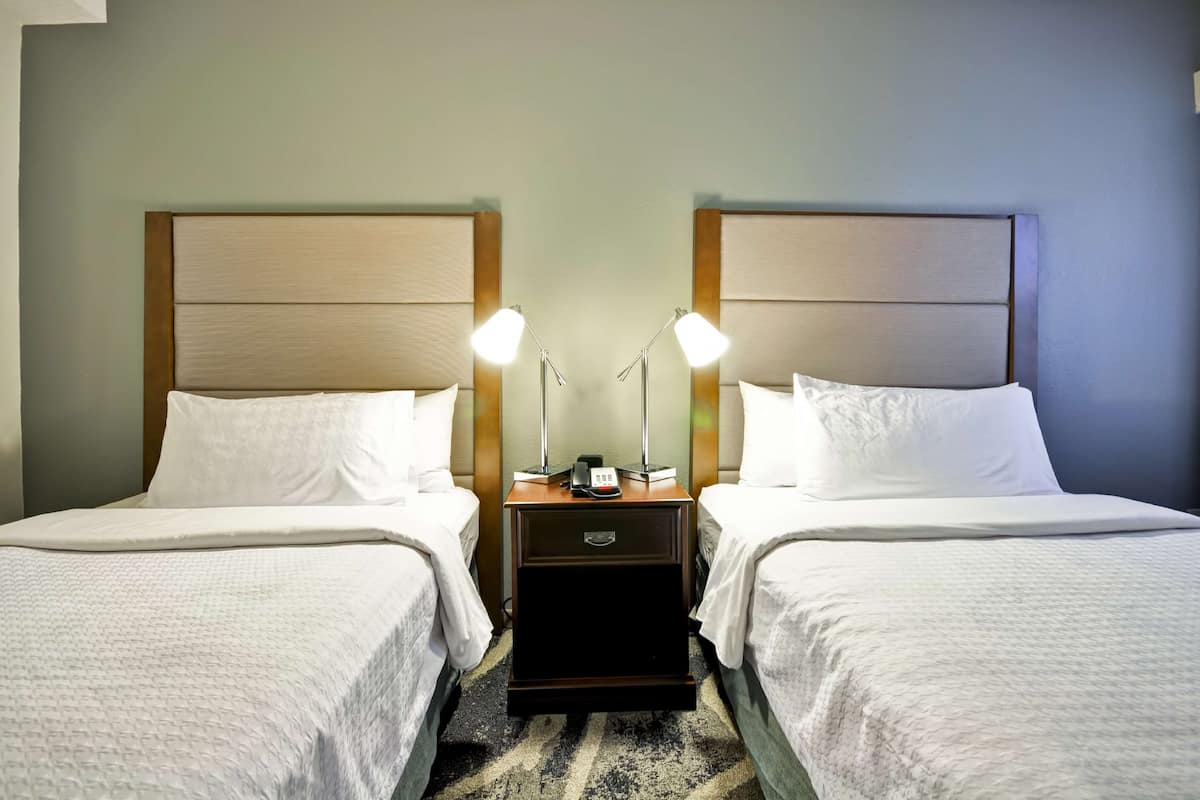 Roupas de cama premium, cofres nos quartos, escrivaninha
