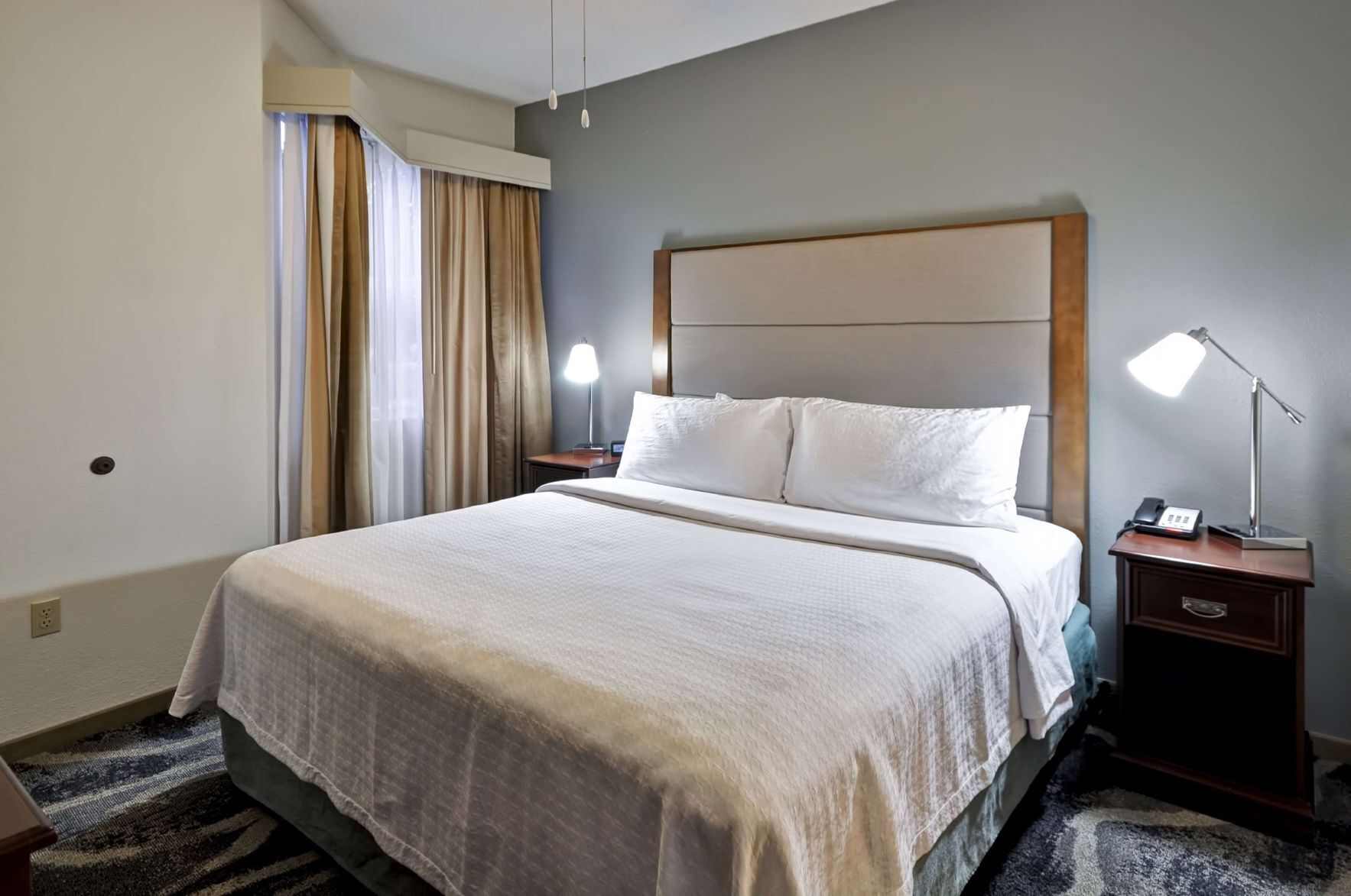 Roupas de cama premium, cofres nos quartos, escrivaninha