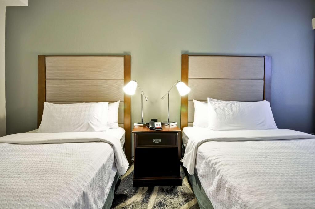 Roupas de cama premium, cofres nos quartos, escrivaninha