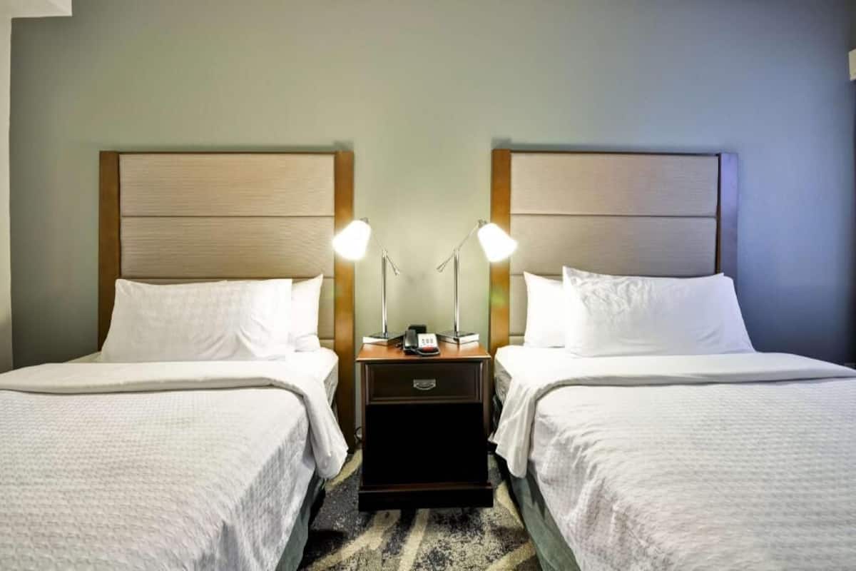 Roupas de cama premium, cofres nos quartos, escrivaninha