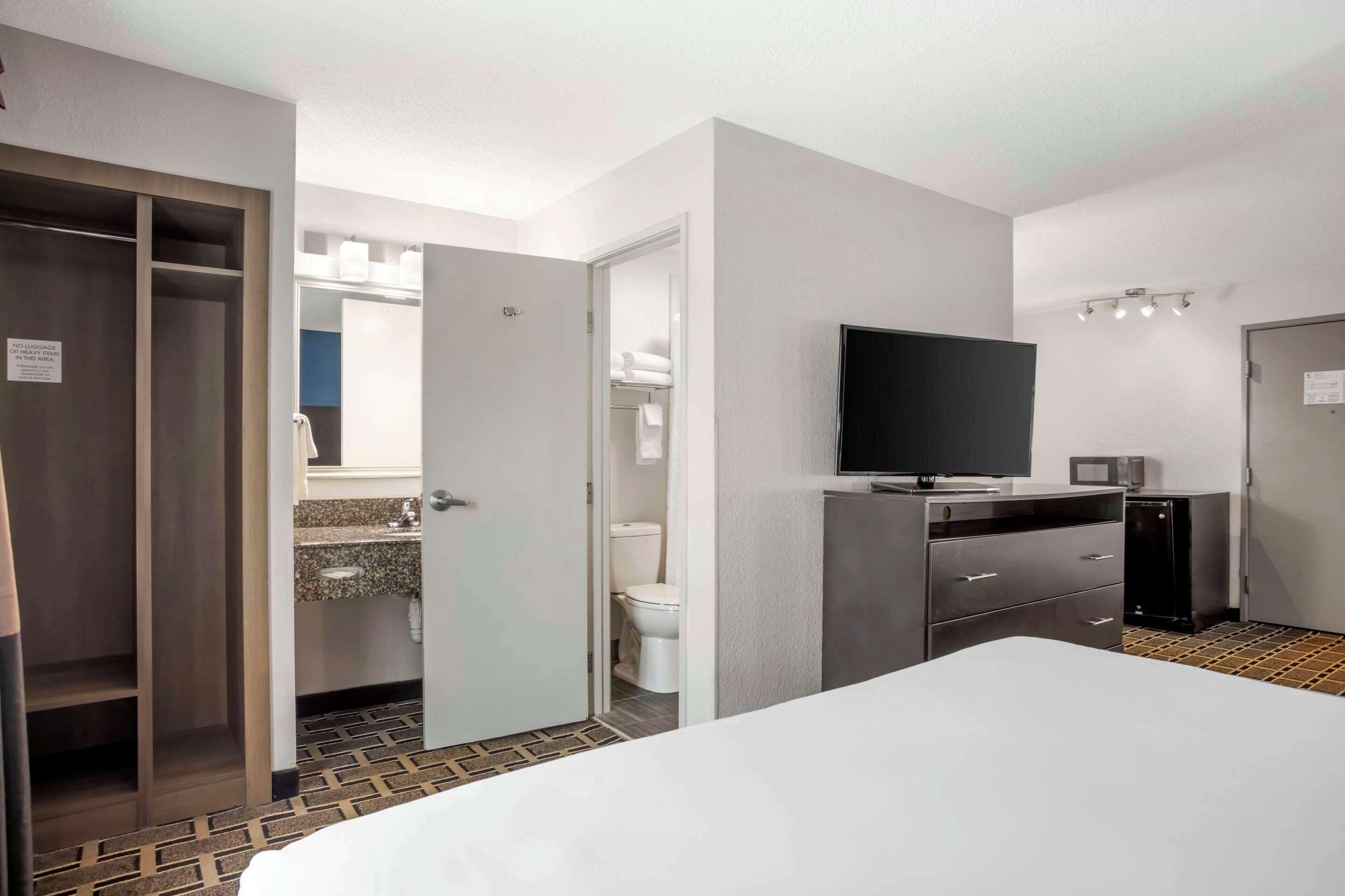 商务客房, 1 张特大床和 1 张沙发床, 无烟房 | 办公桌、笔记本电脑工作区、遮光窗帘、熨斗/熨衣板