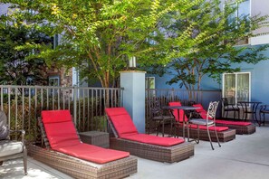 Außenpool (je nach Saison geöffnet), Sonnenschirme, Liegestühle