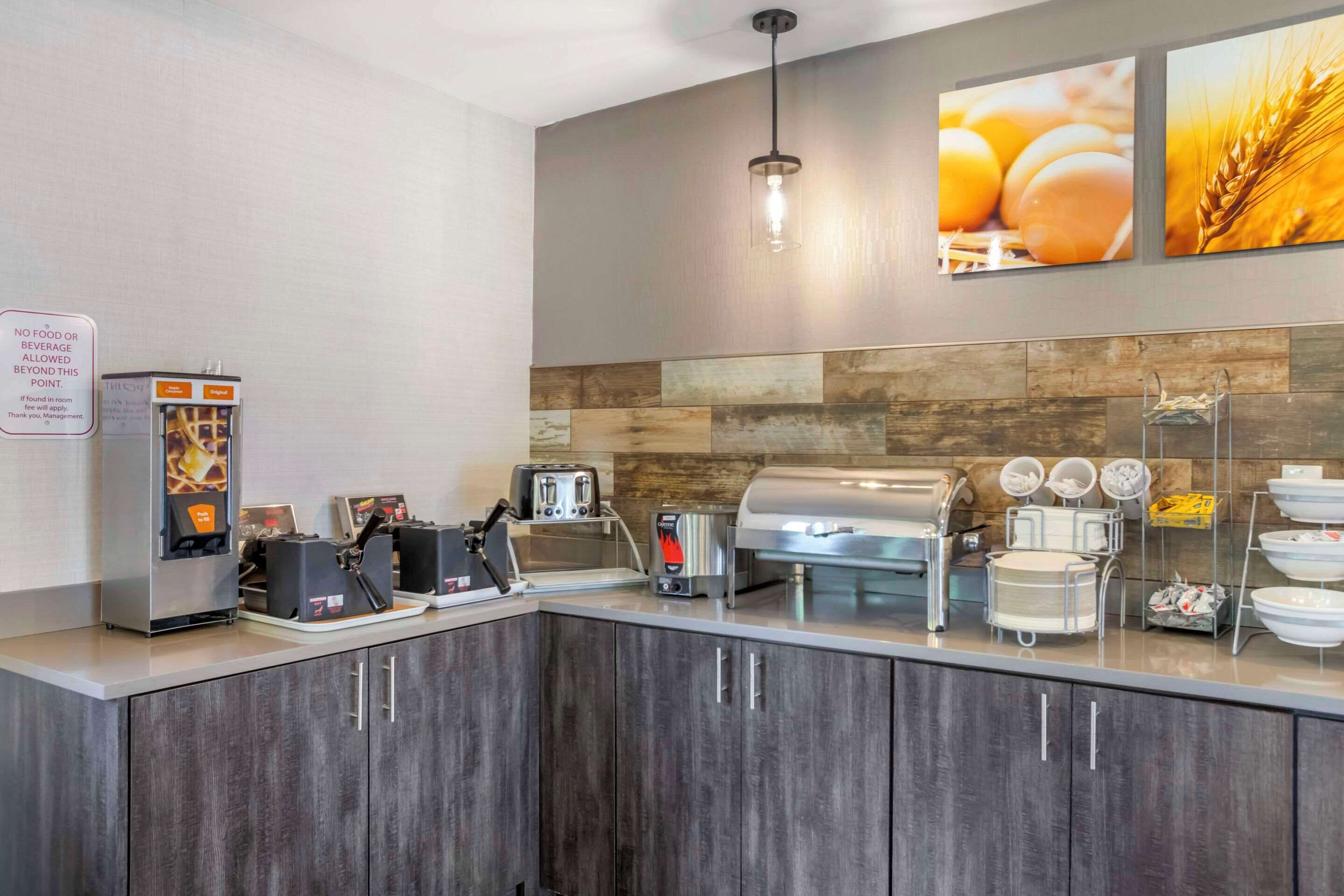 Café da manhã com buffet grátis todos os dias