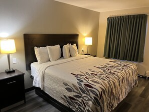 1 多间卧室、办公桌、笔记本电脑工作区、遮光窗帘