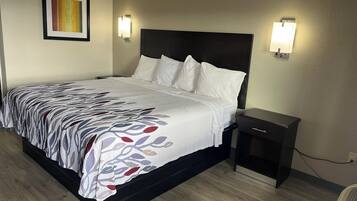 Escritorio, espacio para trabajar con laptop y cortinas blackout