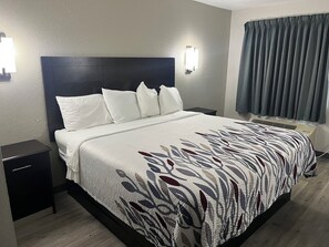 Escritorio, espacio para trabajar con laptop y cortinas blackout 