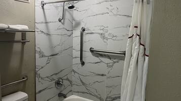 SĂšche-cheveux, serviettes fournies, savon, shampoing