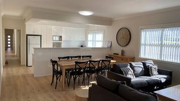 Departamento estándar, 3 habitaciones | Ropa de cama de alta calidad, camas con pillow-top y minibar