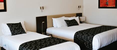 Ropa de cama de alta calidad, colchones con pillow-top y minibar