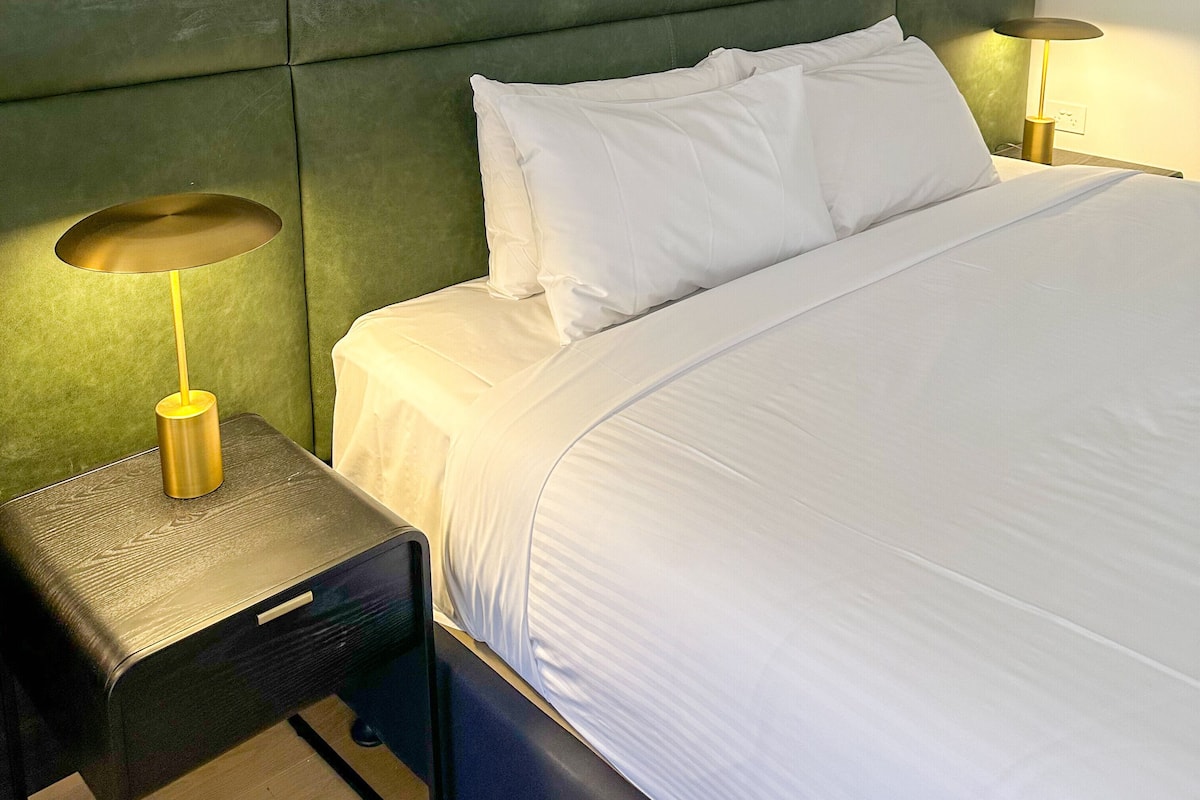 Boutique King | Premium bedding, pillowtop beds, minibar, in-room safe