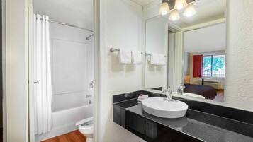 Combined shower/bathtub, free toiletries, hair dryer, towels