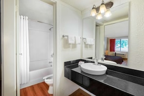 Combined shower/bathtub, free toiletries, hair dryer, towels