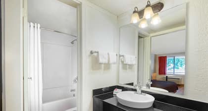 Travelodge by Wyndham Essington / Philadelphia Airport