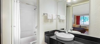 Travelodge by Wyndham Essington / Philadelphia Airport