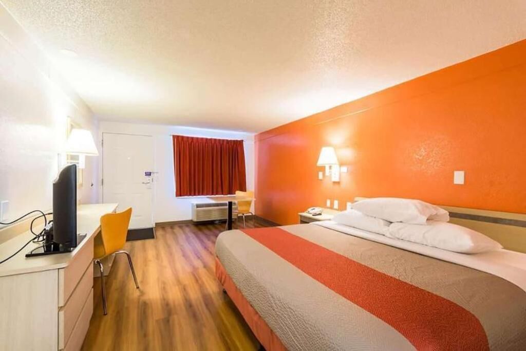 Escritorio, espacio para trabajar con laptop y cortinas blackout 