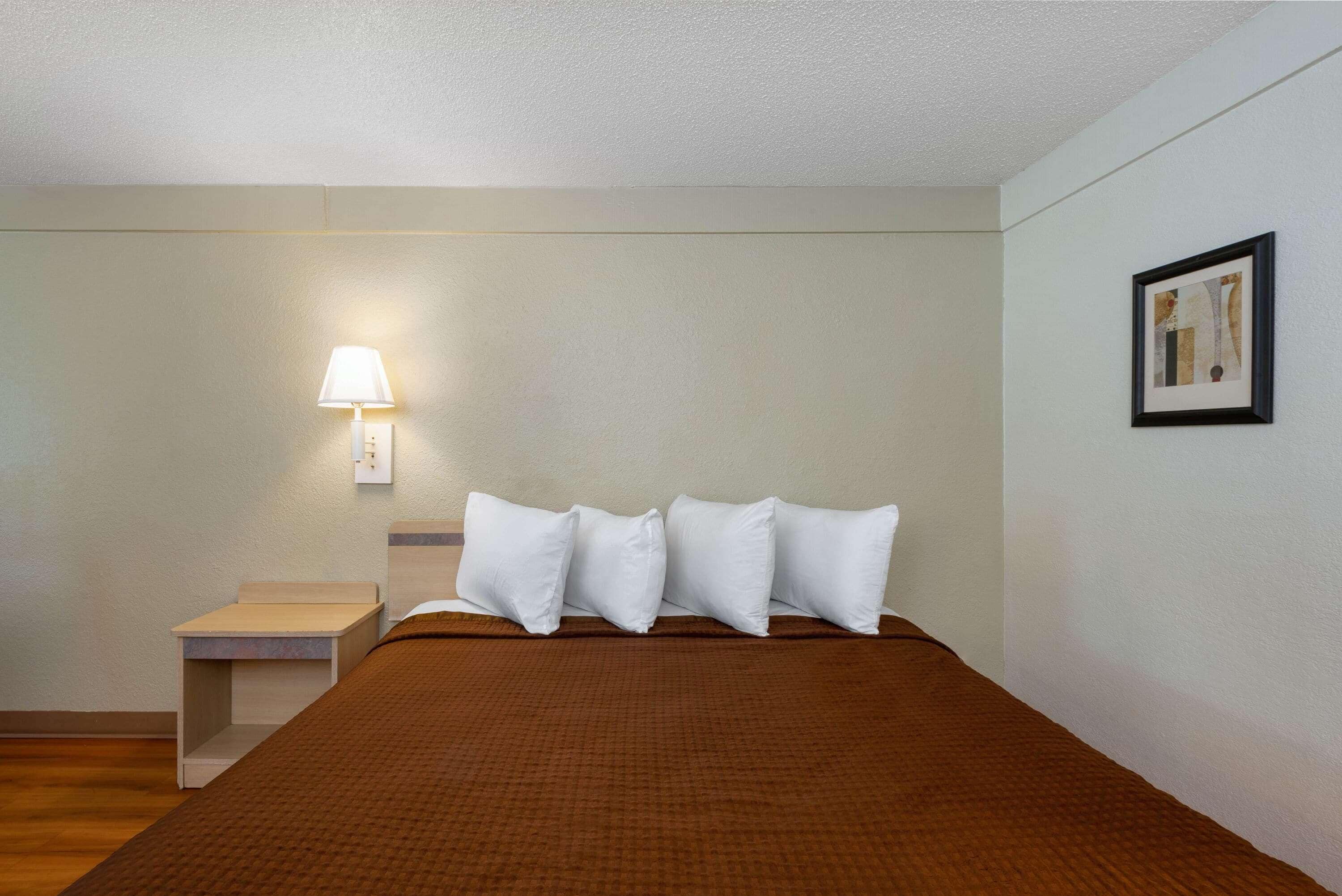Standard Room, 1 King Bed, Accessible, Non Smoking (mobility) | Desk, laptop workspace, blackout drapes, cribs (free)