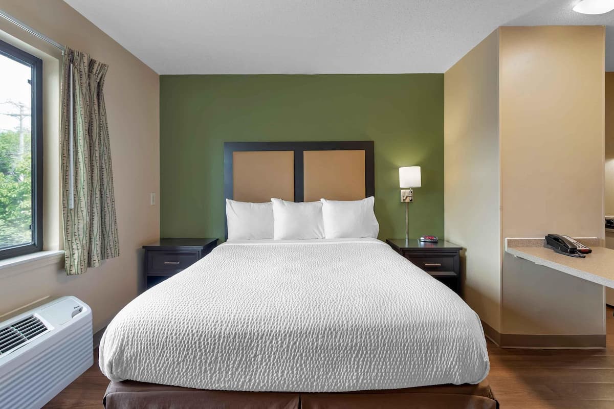 Studio, 1 Queen Bed, Non Smoking | Desk, iron/ironing board, free WiFi