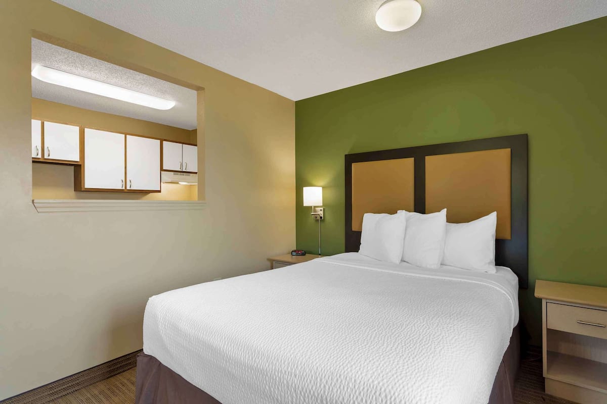 Deluxe Studio, 1 Queen Bed with Sofa bed, Non Smoking | Desk, iron/ironing board, free WiFi