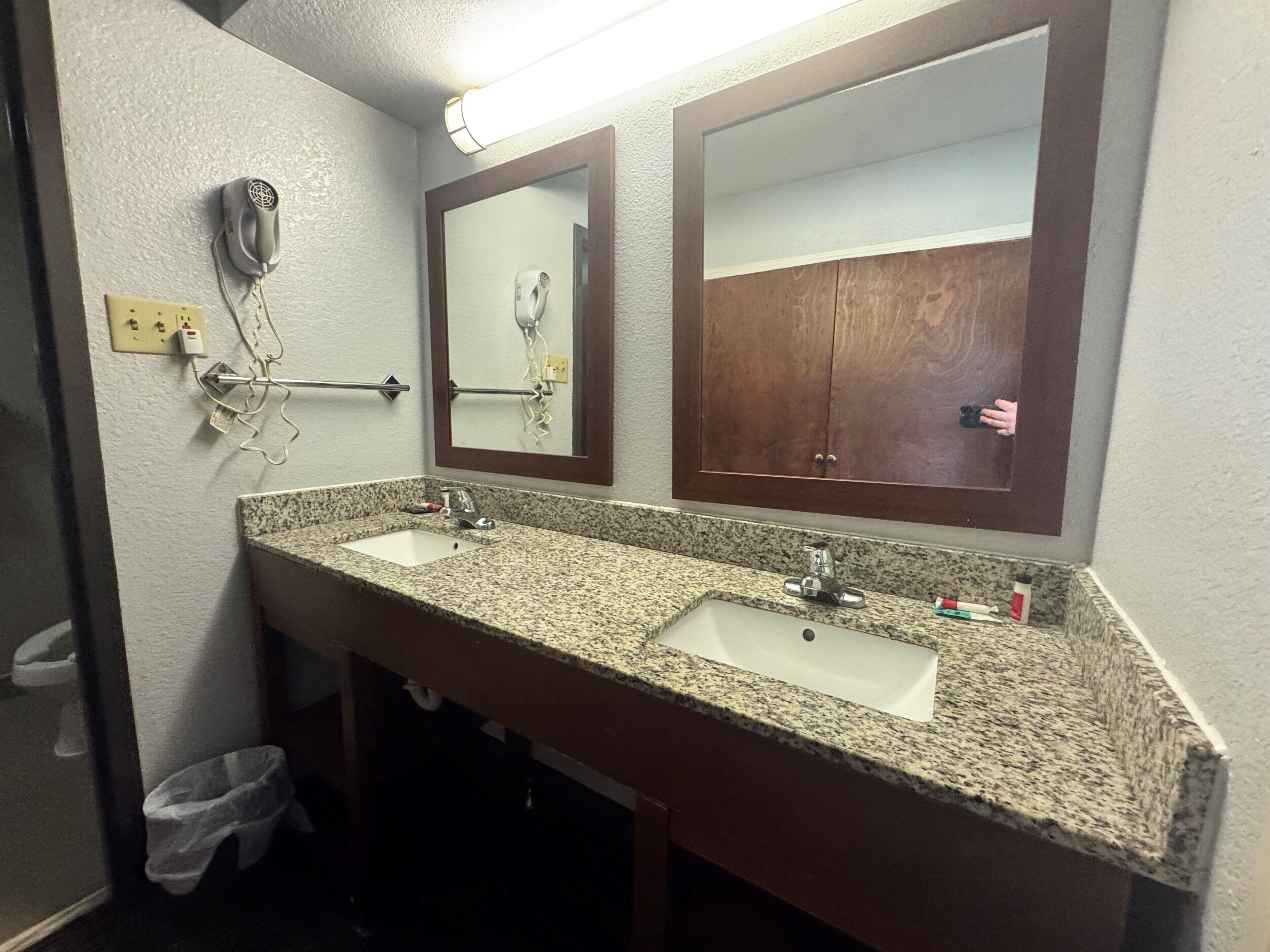 Combined shower/bathtub, free toiletries, hair dryer, towels