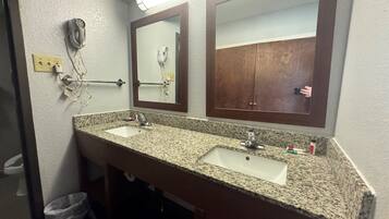 Combined shower/bathtub, free toiletries, hair dryer, towels