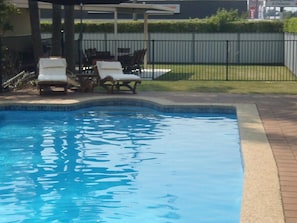 Una piscina al aire libre