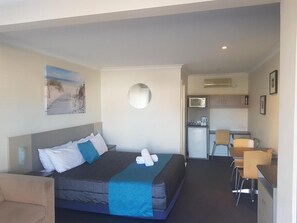 Premium-Zimmer, 1 King-Bett | Schreibtisch, Bügeleisen/Bügelbrett, kostenloses WLAN, Bettwäsche