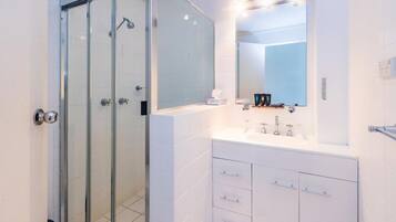 Standard Twin Room | Bathroom | Shower, hair dryer, towels
