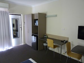 Desk, iron/ironing board, free WiFi, bed sheets - Caravilla Motor Inn (Taree)
