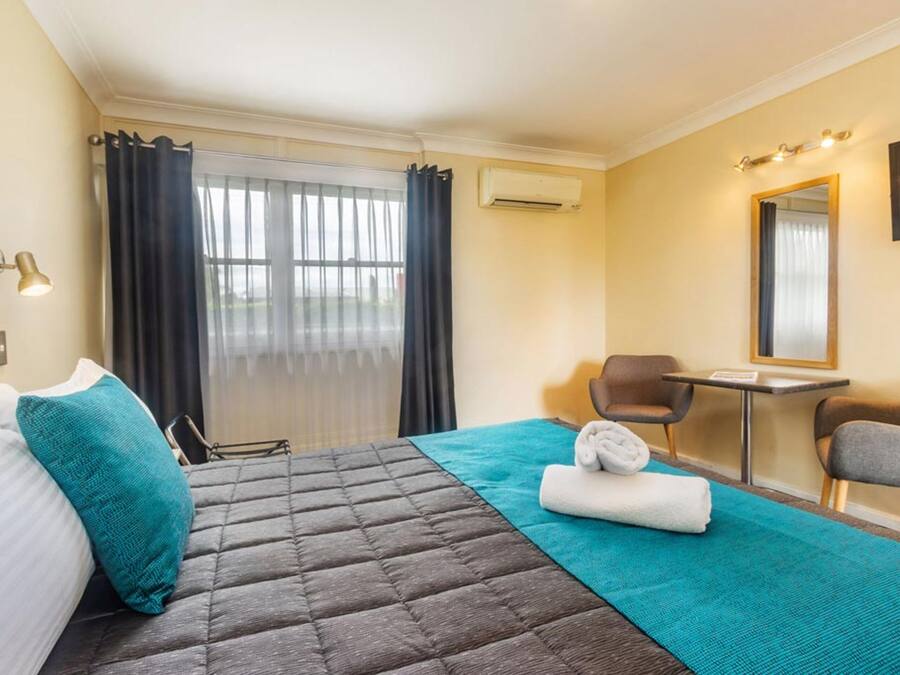 Habitación Deluxe, 1 cama de matrimonio | Escritorio, tabla de planchar con plancha, wifi gratis y ropa de cama