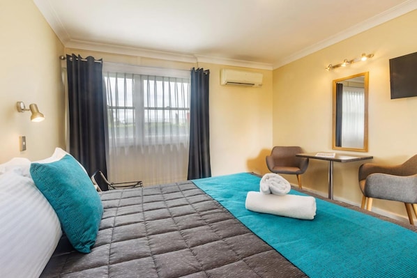 Deluxe Room, 1 Queen Bed | Desk, iron/ironing board, free WiFi, bed sheets