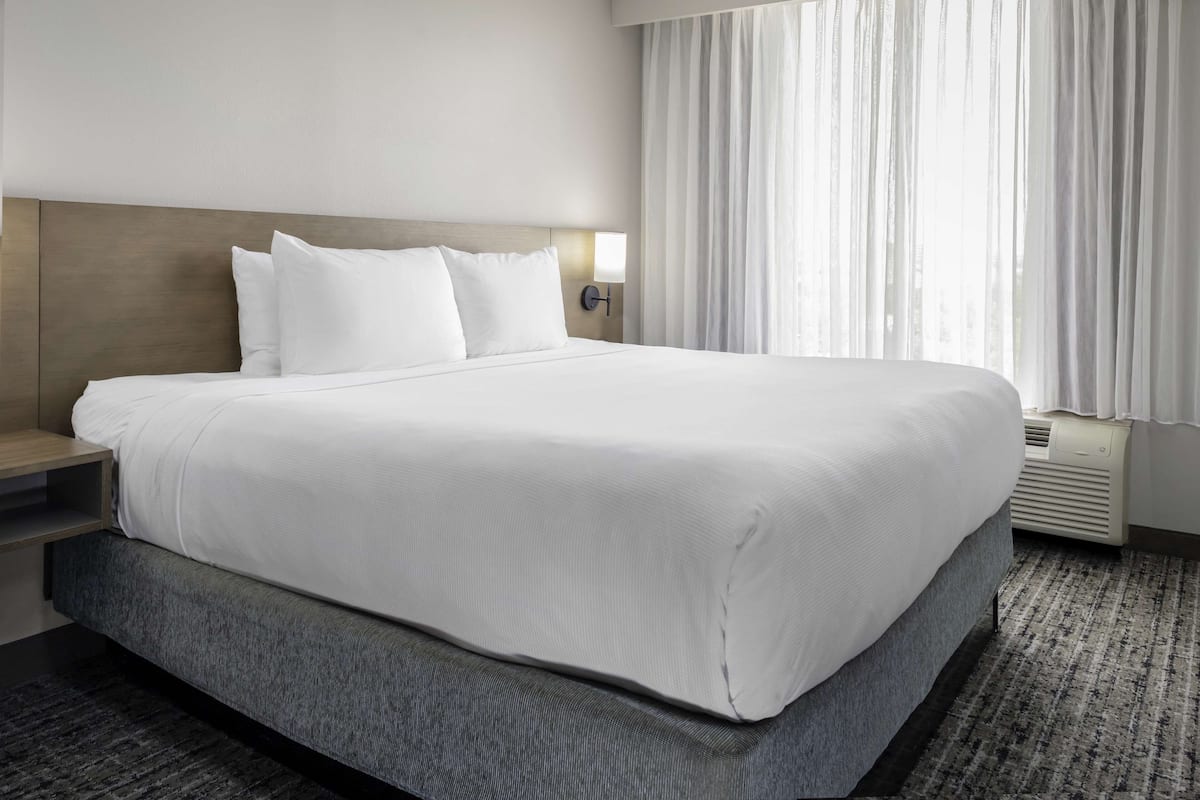 Literie de qualité, lit avec matelas à plateau-coussin, bureau
