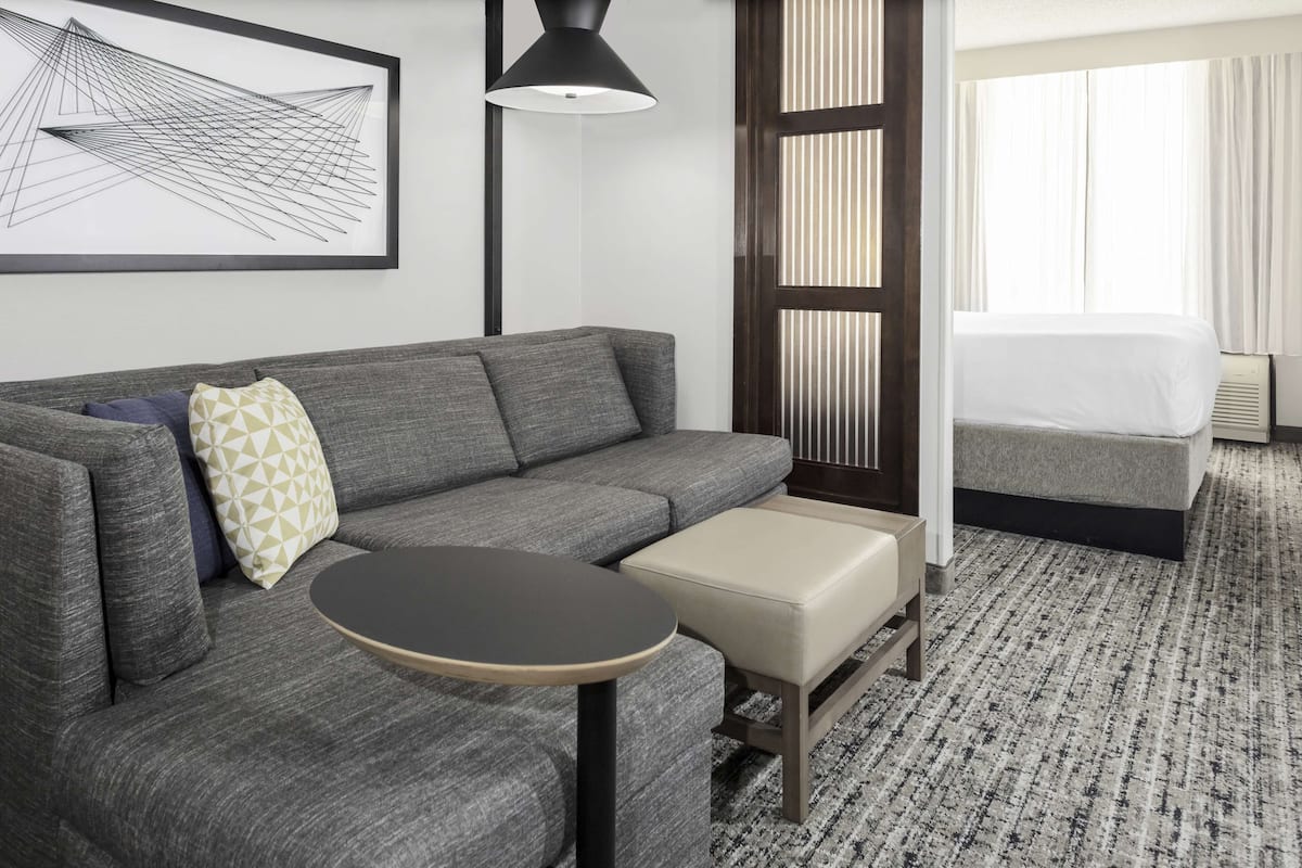 Literie de qualité, lit avec matelas à plateau-coussin, bureau
