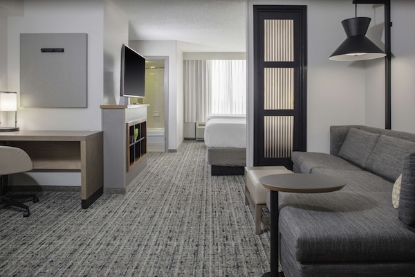 Ropa de cama de alta calidad, colchones con pillow-top y escritorio