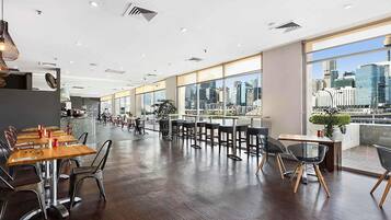 Desayuno buffet entre semana (AUD 29 por persona)