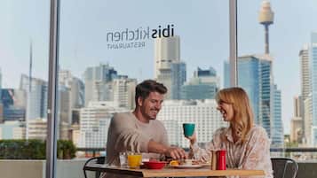 Kahden hengen superior-huone, useita sänkyjä (Skyline View) | Tallelokero huoneessa, työpöytä, pimennysverhot, silitysrauta/-lauta