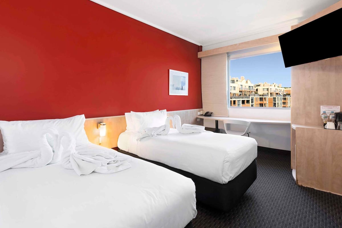 Rom – standard, 2 enkeltsenger (Pyrmont View) | Safe på rommet, skrivebord, blendingsgardiner og strykejern/-brett