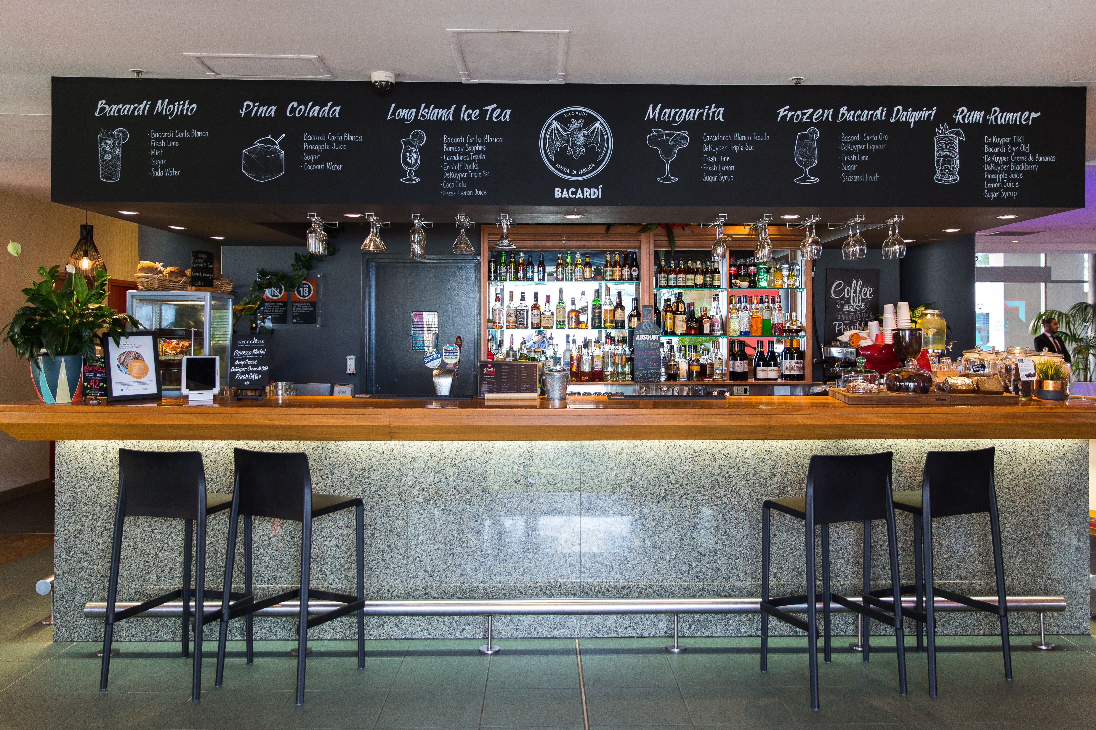 Bar (trong khuôn viên)