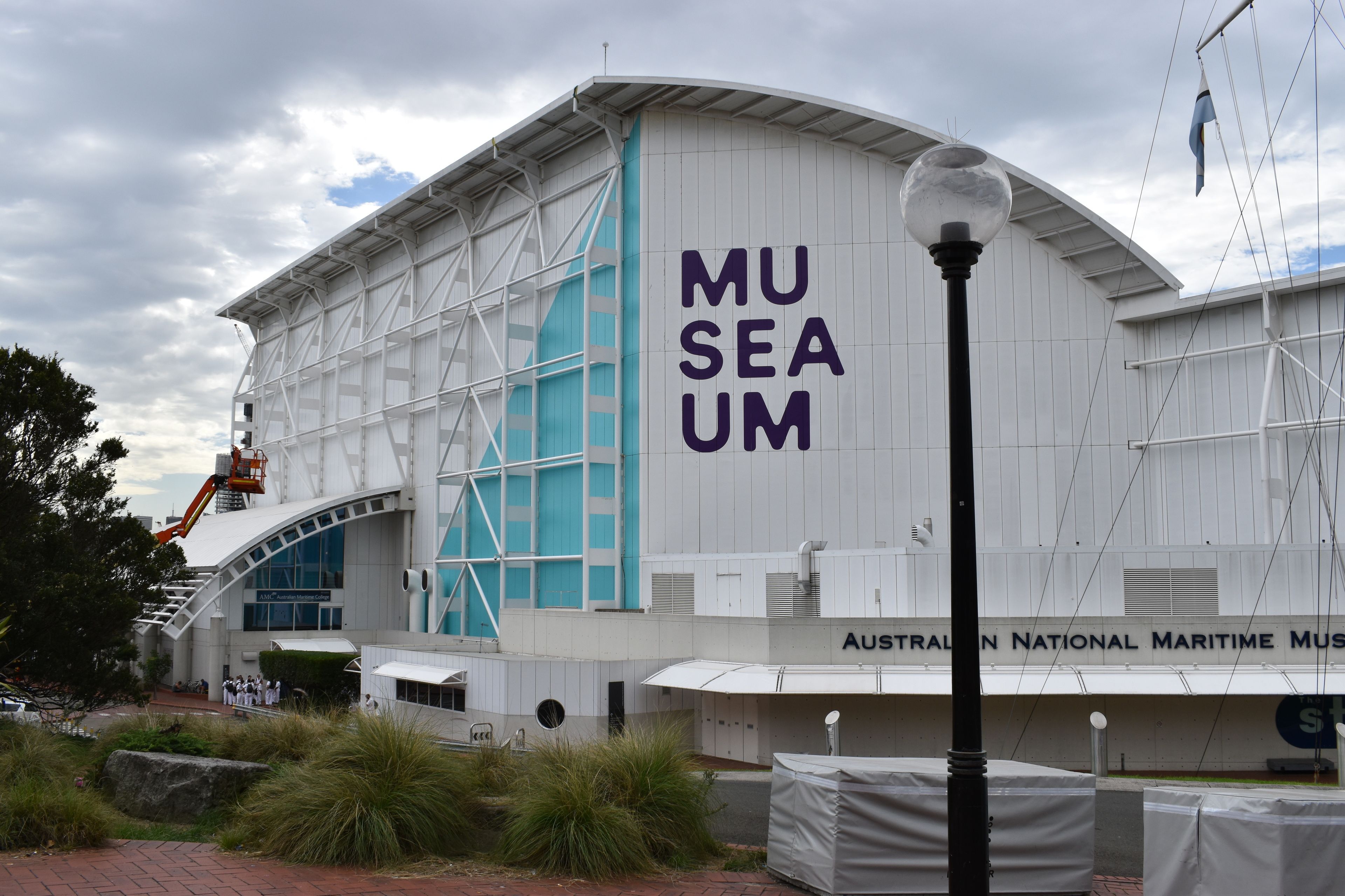 Un edificio grande con la palabra 'MUSEUM' destacada en su fachada.