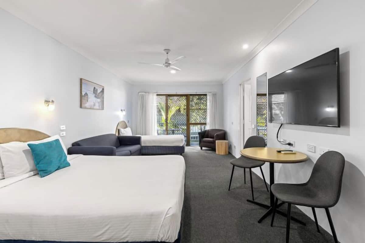 Deluxe Family Room (Not Pet Friendly) | 2 bedrooms, desk, iron/ironing board, free WiFi