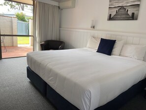 Deluxe King Room (Not Pet Friendly) | Desk, iron/ironing board, free WiFi, bed sheets - Macquarie Barracks Motor Inn (Port Macquarie)
