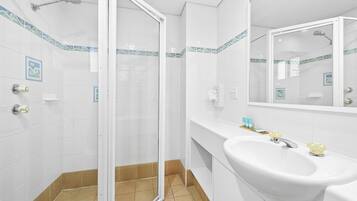 Ilmaiset hygieniatuotteet, hiustenkuivaaja, pyyhkeet, saippua