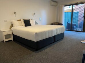 Premium King Room (Not Pet Friendly) | Desk, iron/ironing board, free WiFi, bed sheets - Macquarie Barracks Motor Inn (Port Macquarie)