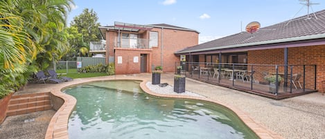 Una piscina al aire libre