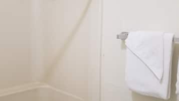 Combined shower/tub, towels