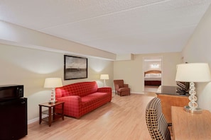 Executive Studio Suite, 1 King Bed, Non Smoking | Premium bedding, pillow-top beds, desk, iron/ironing board
