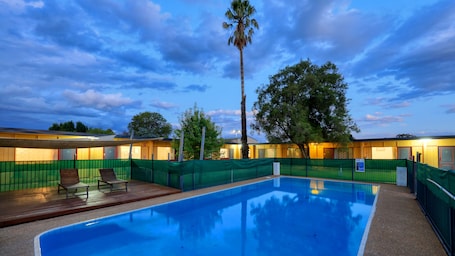 Una piscina al aire libre. Cootamundra Gardens Motel