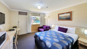 Deluxe Room, 1 Queen Bed with Sofa bed | Desk, laptop workspace, iron/ironing board, free WiFi - Cootamundra Gardens Motel (Cootamundra)