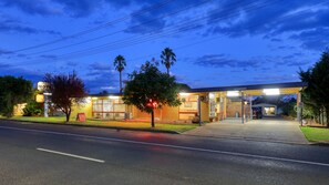 Front of property - Cootamundra Gardens Motel (Cootamundra)