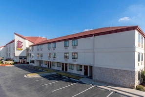 A Red Roof Plus hotel with a parking lot and a clear sky. - Red Roof Inn PLUS+ El Paso East (El Paso)